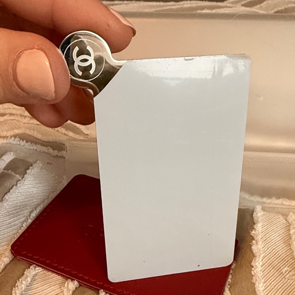 CHANEL Scarlet Mirror/Card leather holder - Picture 6 of 6